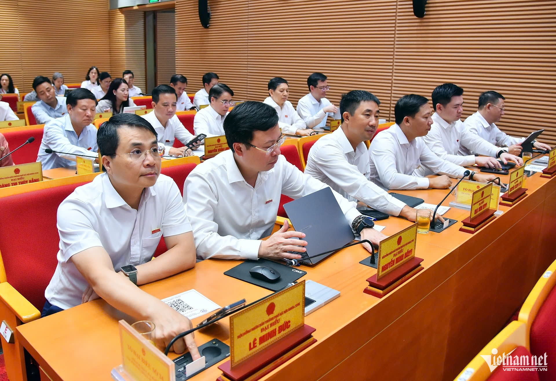 W-hđnd thông qua.jpg