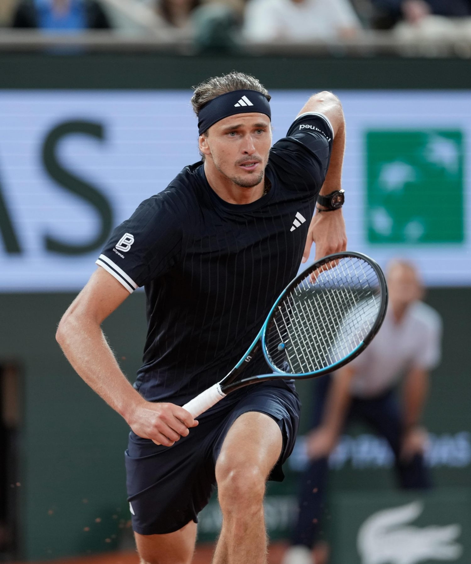 https://static-images.vnncdn.net/vps_images_publish/000001/000003/2026/6/2/zverev-dap-tat-hien-tuong-rafael-jodar-vao-ban-ket-roland-garros-3293.jpg