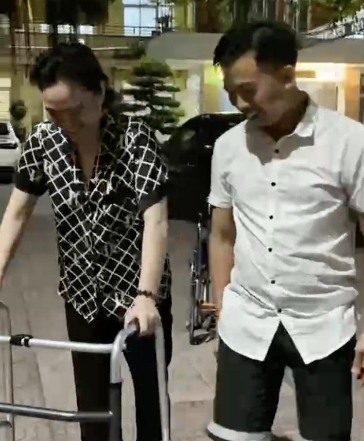 https://static-images.vnncdn.net/vps_images_publish/000001/000003/2026/6/20/2anh-benh-nhan-1059.png