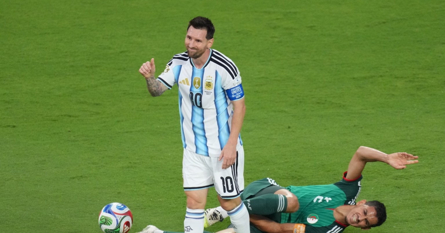 Algeria kiện FIFA vì trọng tài không phạt thẻ đỏ Messi