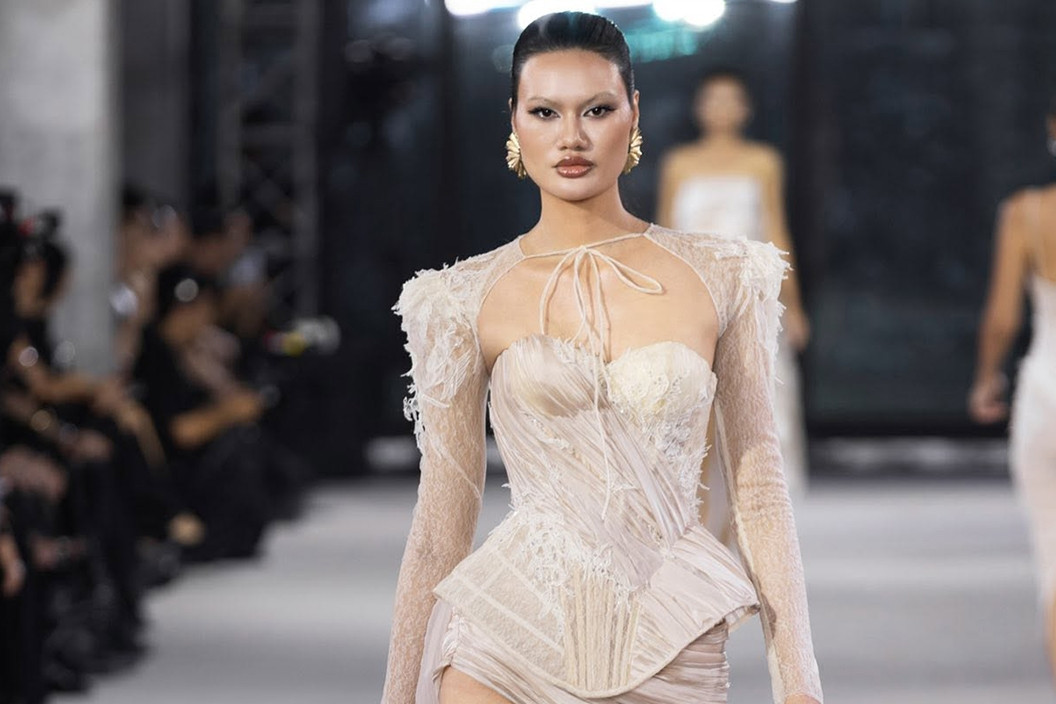 Cựu VĐV bóng chuyền Phạm Huệ tỏa sáng trên sàn catwalk