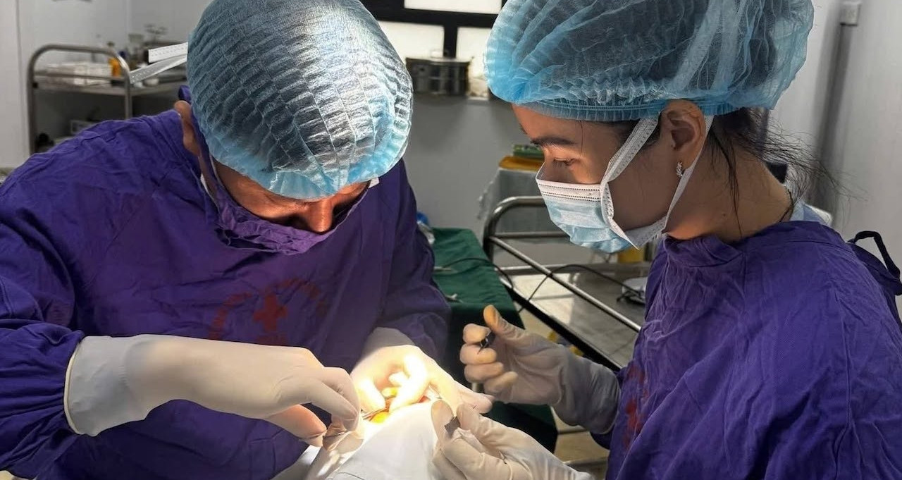 Dập nhãn cầu, rơi thủy tinh thể vì cú đập cầu lông
