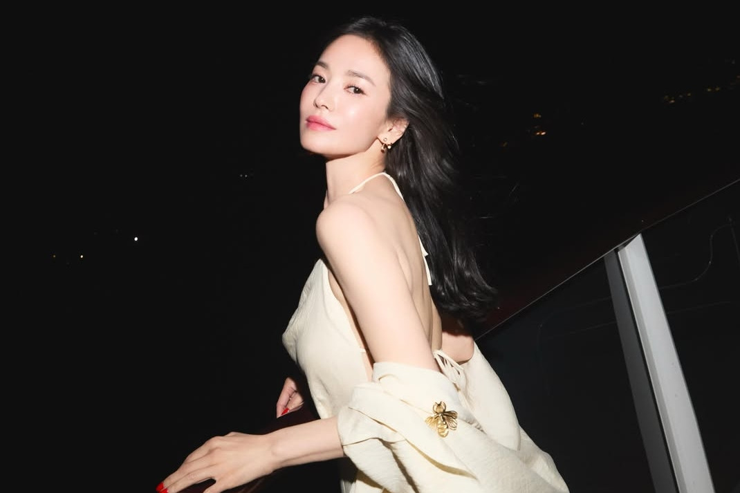 Diễn viên Song Hye Kyo khoe lưng trần táo bạo, đẹp như nữ thần ở tuổi 45