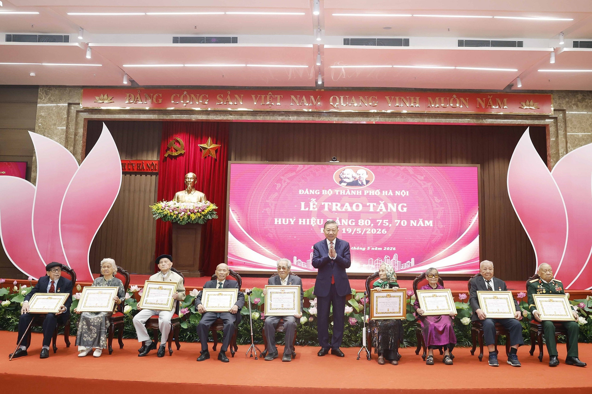 Hướng dẫn mới về quy định tặng Huy hiệu Đảng