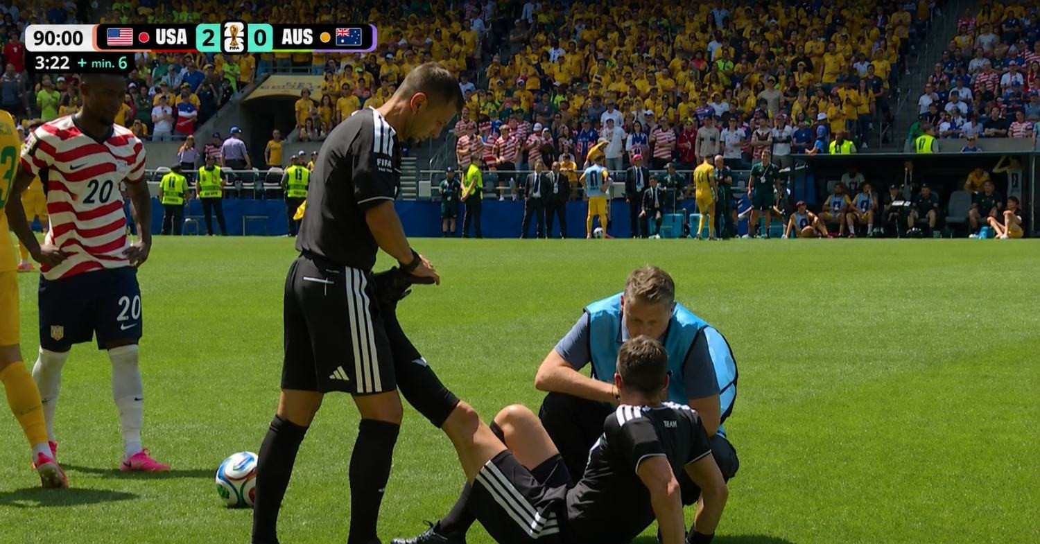 Hy hữu World Cup: Trọng tài bị chuột rút khiến trận đấu gián đoạn