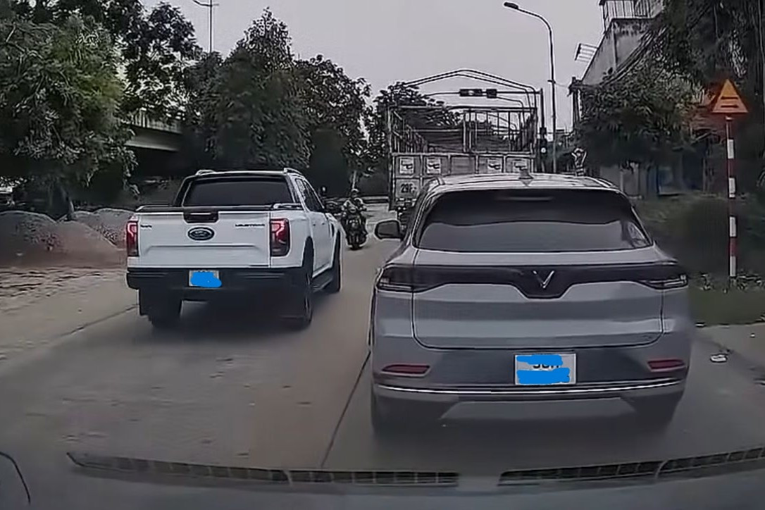 Lấn làn, người đi xe bán tải đánh tài xế xe máy rồi định 'chuồn' nhưng bất thành