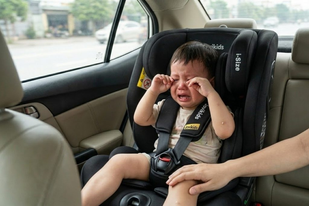Mẹo giúp trẻ hợp tác khi sử dụng ghế trẻ em trên ô tô