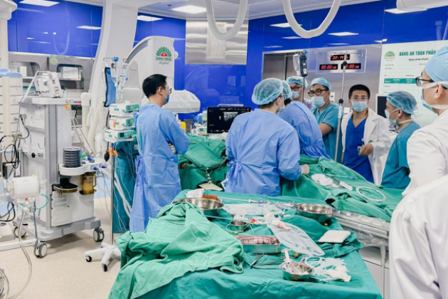 Người đàn ông 37 tuổi ngừng tim, hôn mê khi chờ khám bệnh