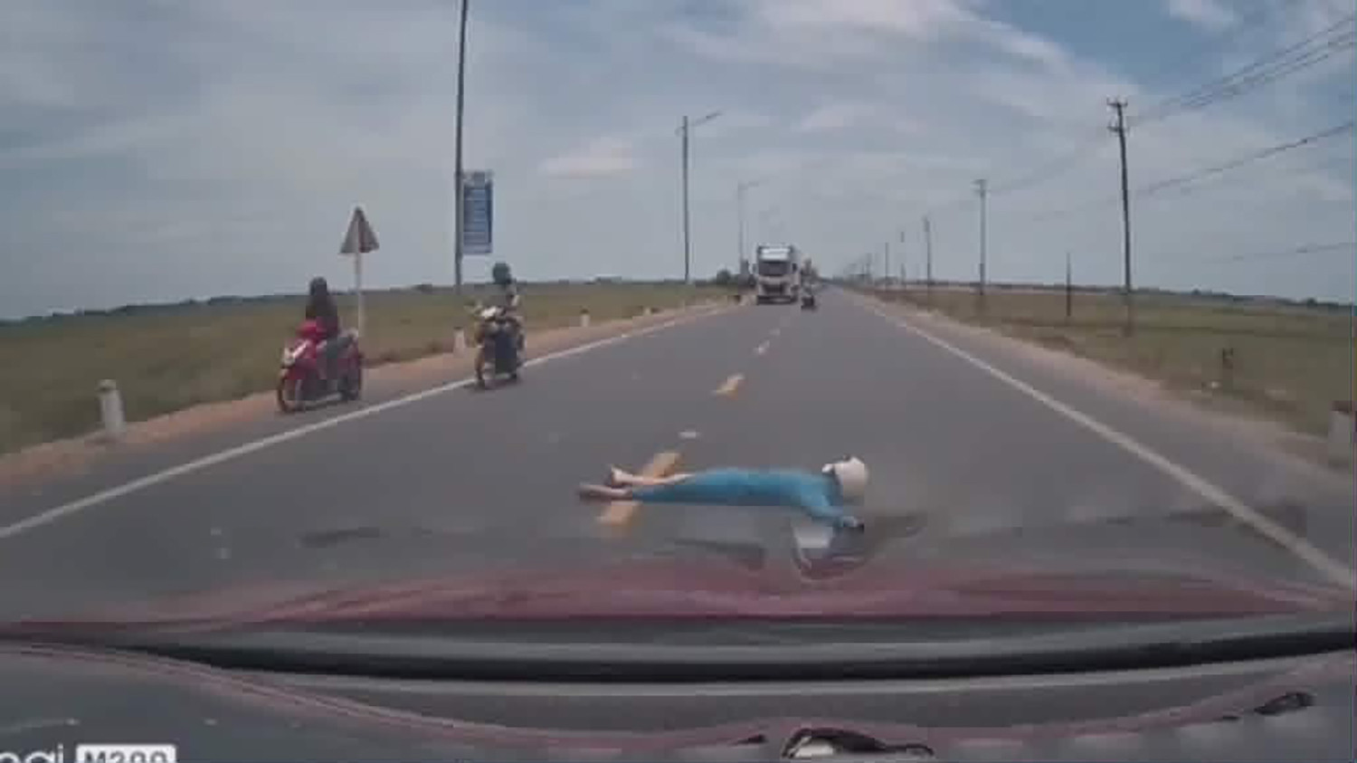 người phụ nữ chắn ô tô.jpeg