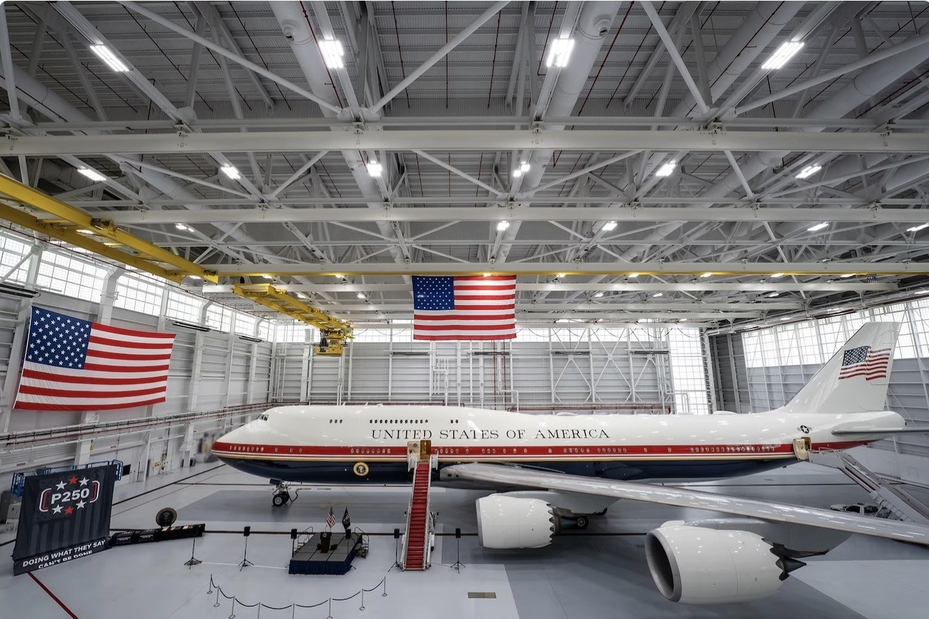 Ông Trump ra mắt chuyên cơ Không lực Một mới