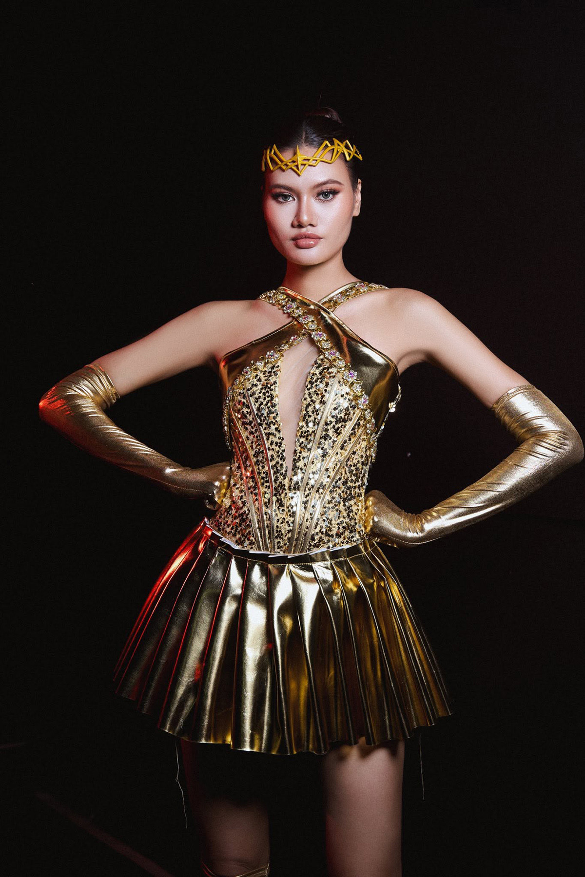 Cựu VĐV bóng chuyền Phạm Huệ tỏa sáng trên sàn catwalk pham hue bong chuyen 10.jpg