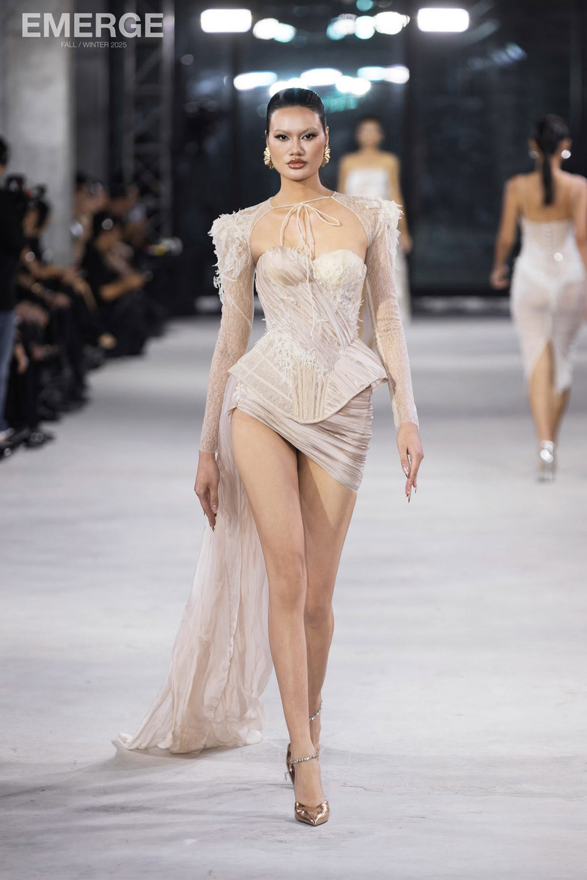 Cựu VĐV bóng chuyền Phạm Huệ tỏa sáng trên sàn catwalk pham hue bong chuyen 7.jpg
