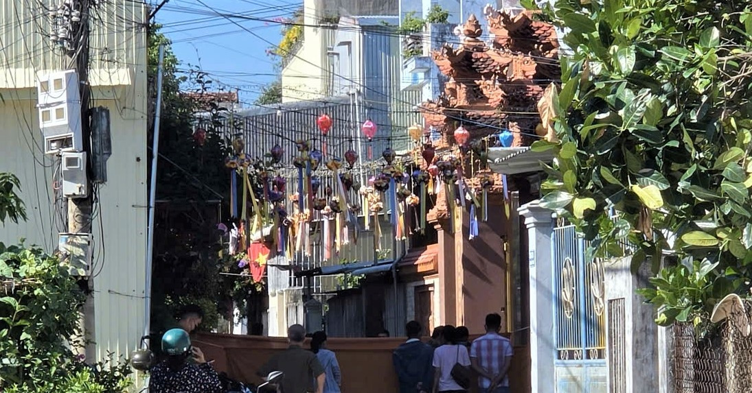 Phát hiện thi thể bé gái sơ sinh trong túi xách trước cổng chùa