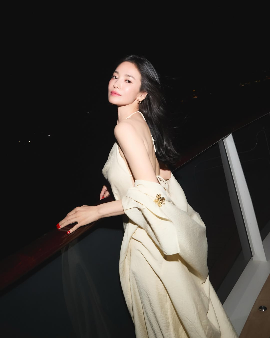 https://static-images.vnncdn.net/vps_images_publish/000001/000003/2026/6/20/photo-by-song-hyekyo-on-june-19-2026-may-be-an-image-of-one-or-more-people-hair-dress-and-text-1-1974.jpeg