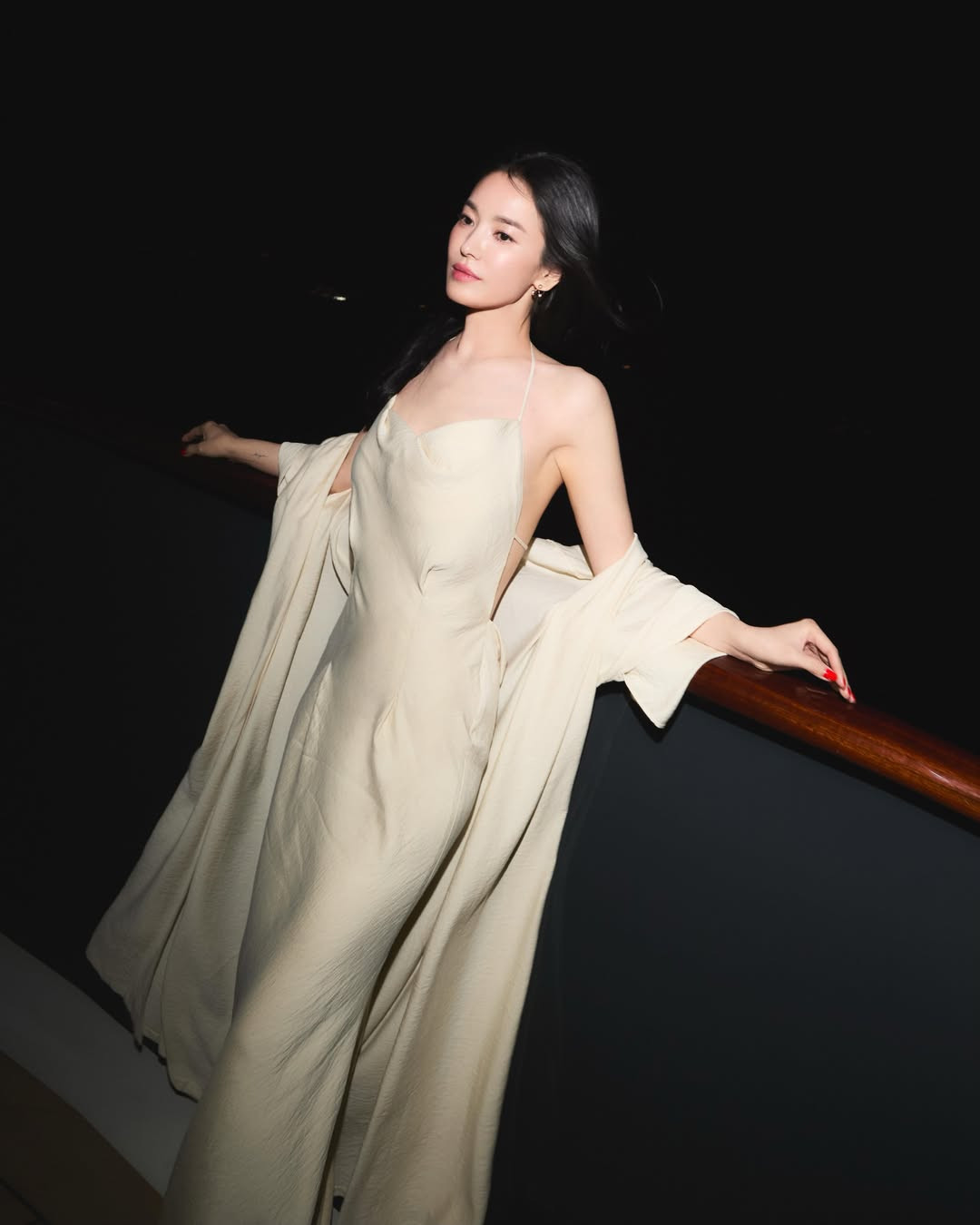 https://static-images.vnncdn.net/vps_images_publish/000001/000003/2026/6/20/photo-by-song-hyekyo-on-june-19-2026-may-be-an-image-of-one-or-more-people-hair-dress-and-text-2-1972.jpeg