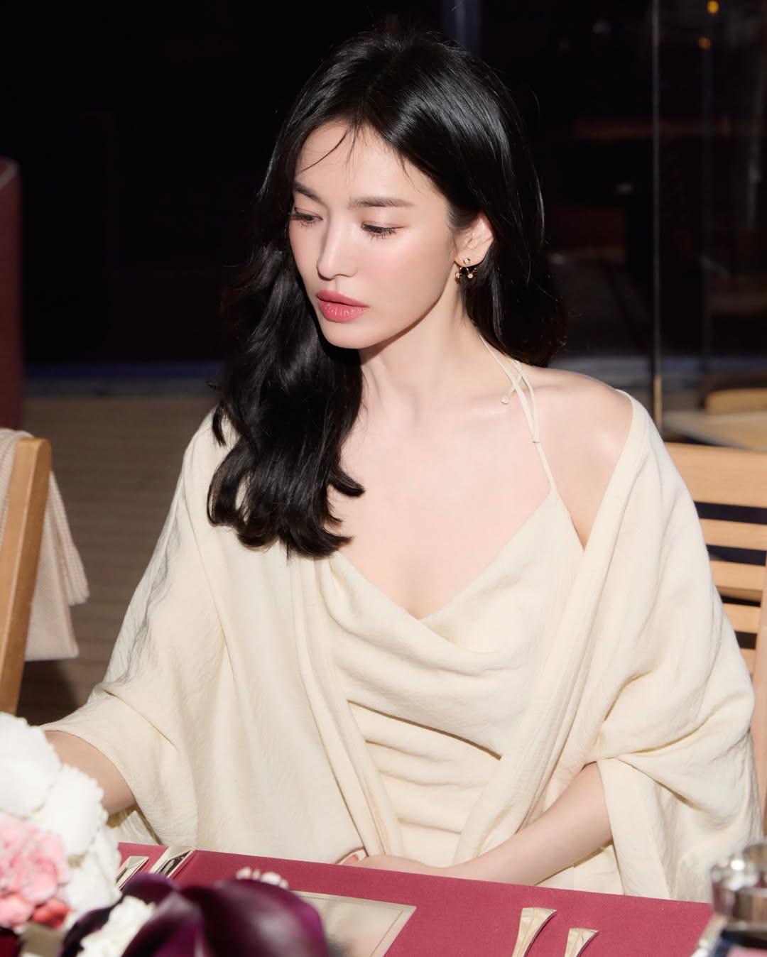 https://static-images.vnncdn.net/vps_images_publish/000001/000003/2026/6/20/photo-by-song-hyekyo-on-june-19-2026-may-be-an-image-of-one-or-more-people-hair-dress-and-text-4-1975.jpeg