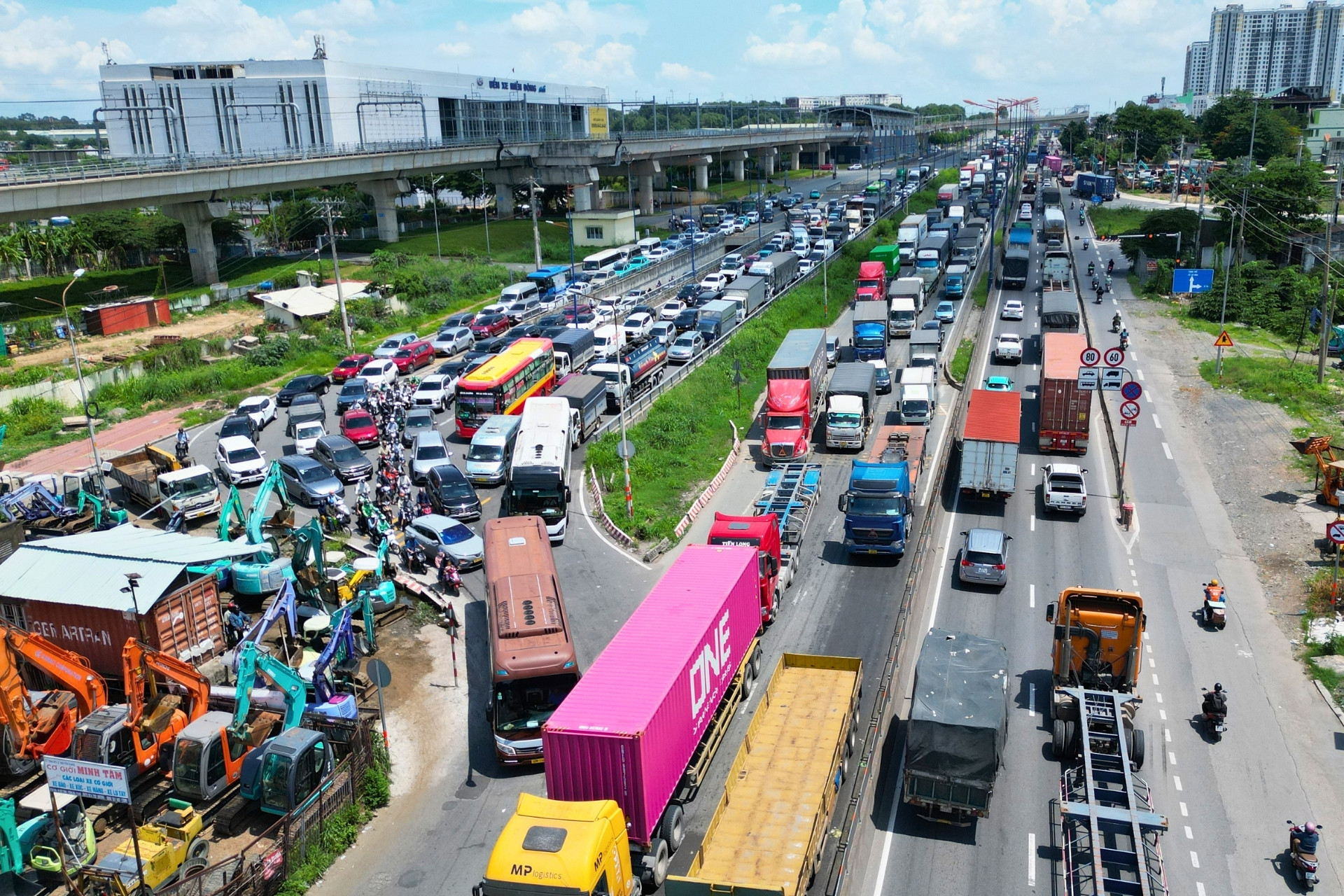Quốc lộ 1 ùn tắc 5km vì 'điểm nghẽn' ở cửa ngõ phía Đông TPHCM