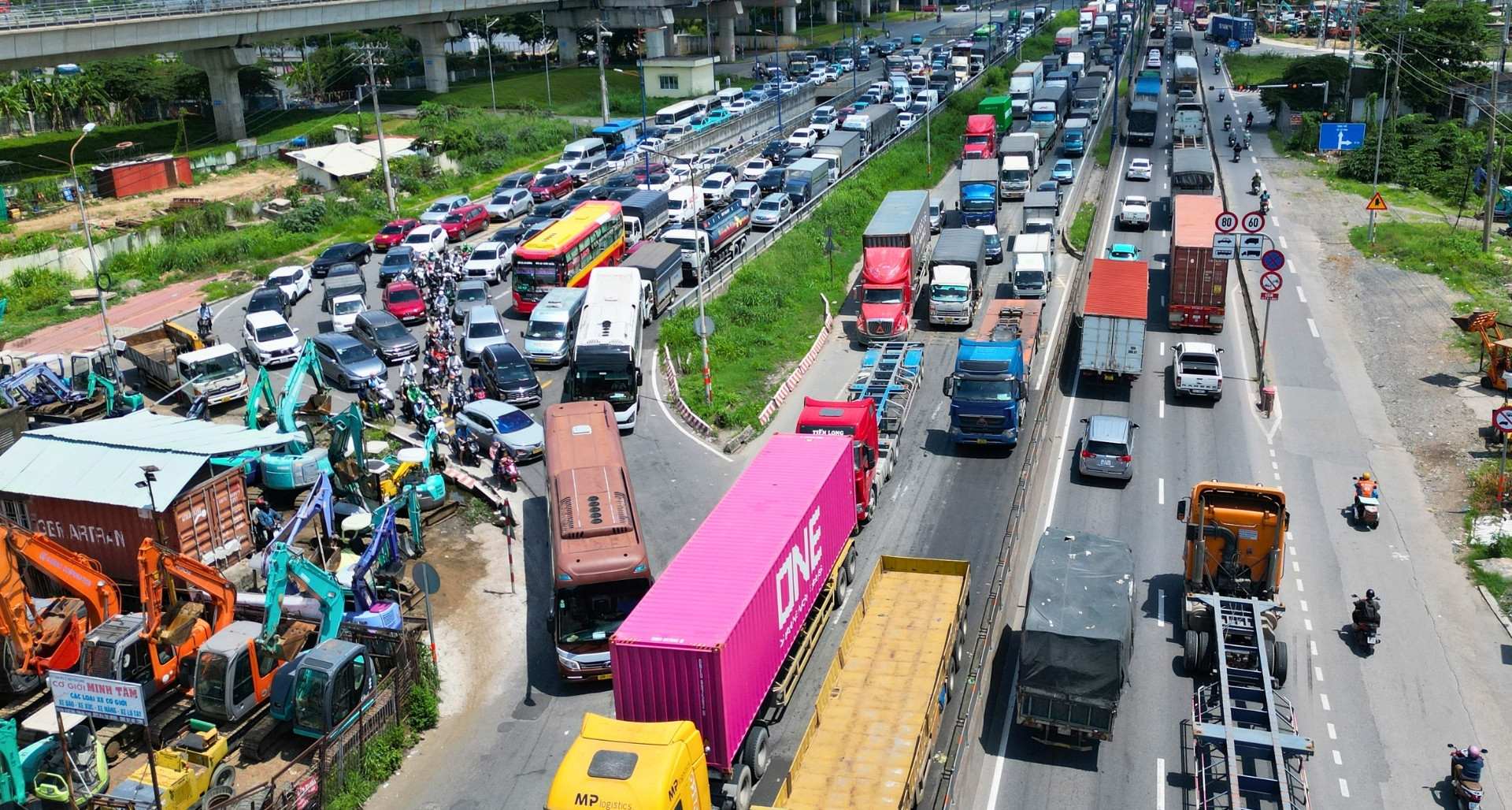Quốc lộ 1 ùn tắc 5km vì &amp;apos;điểm nghẽn&amp;apos; ở cửa ngõ phía Đông TPHCM