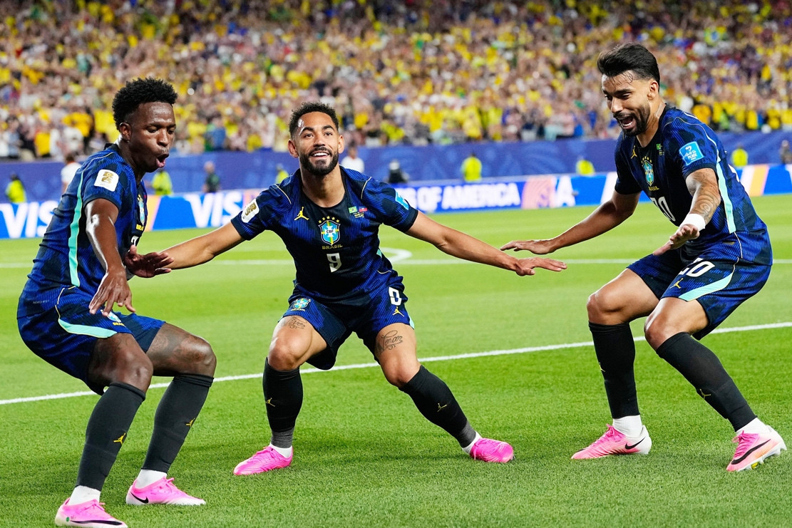 Vinicius và Cunha nhảy điệu samba, Brazil thắng hoành tráng