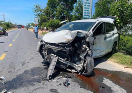 Xe đầu kéo lật chắn ngang quốc lộ sau va chạm ô tô, 3 người bị thương đi cấp cứu.jpg