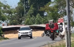 Xe đầu kéo lật chắn ngang quốc lộ sau va chạm ô tô, 3 người bị thương đi cấp cứu.2.jpg
