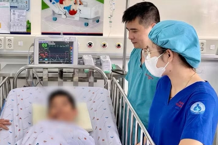Bé trai bị ô tô cán qua, bác sĩ 2 bệnh viện 'chạy đua' suốt 10 giờ duy trì sự sống