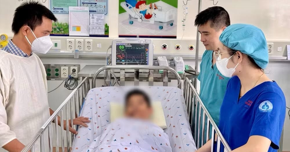 Bé trai bị ô tô cán qua, bác sĩ 2 bệnh viện "chạy đua" suốt 10 giờ duy trì sự sống