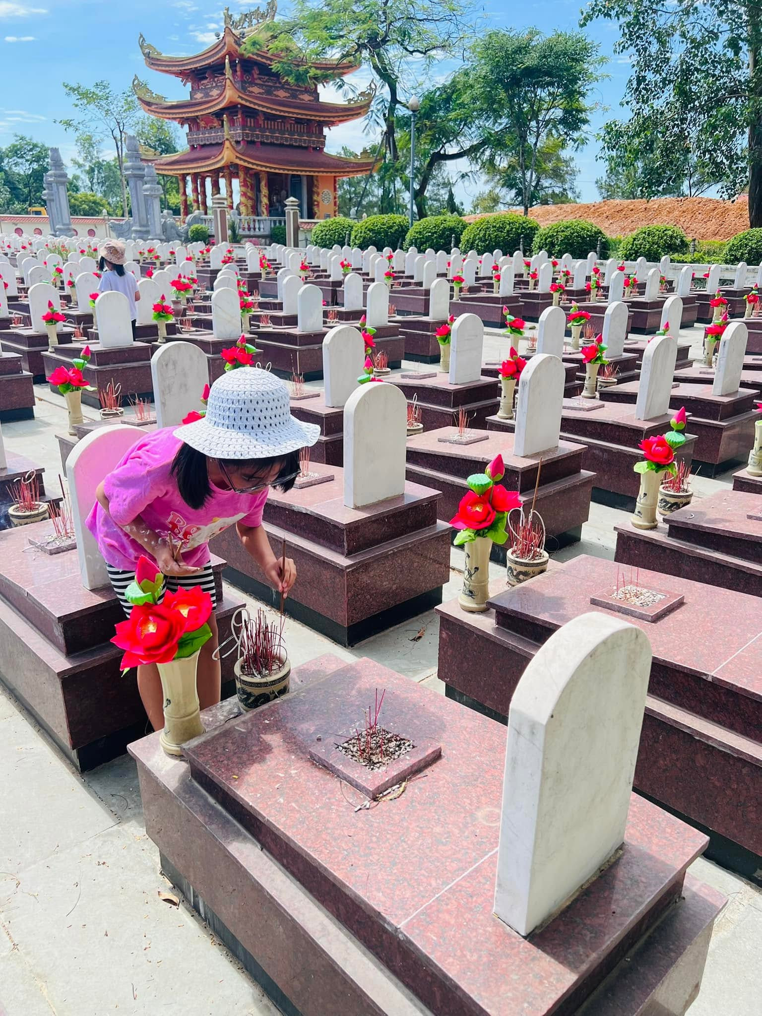 https://static-images.vnncdn.net/vps_images_publish/000001/000003/2026/6/21/gia-dinh-xuyen-viet-2002.jpg