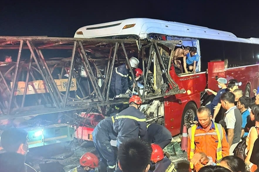 Xe khách 'găm' chặt đuôi xe đầu kéo trên cao tốc, tài xế tử vong