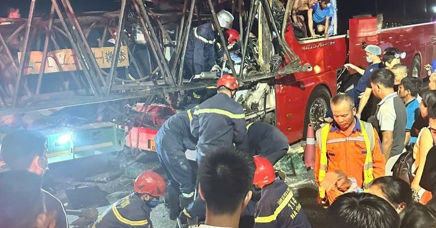 Hiện trường xe khách &amp;apos;găm&amp;apos; chặt đuôi xe đầu kéo trên cao tốc, nhiều người bị nạn