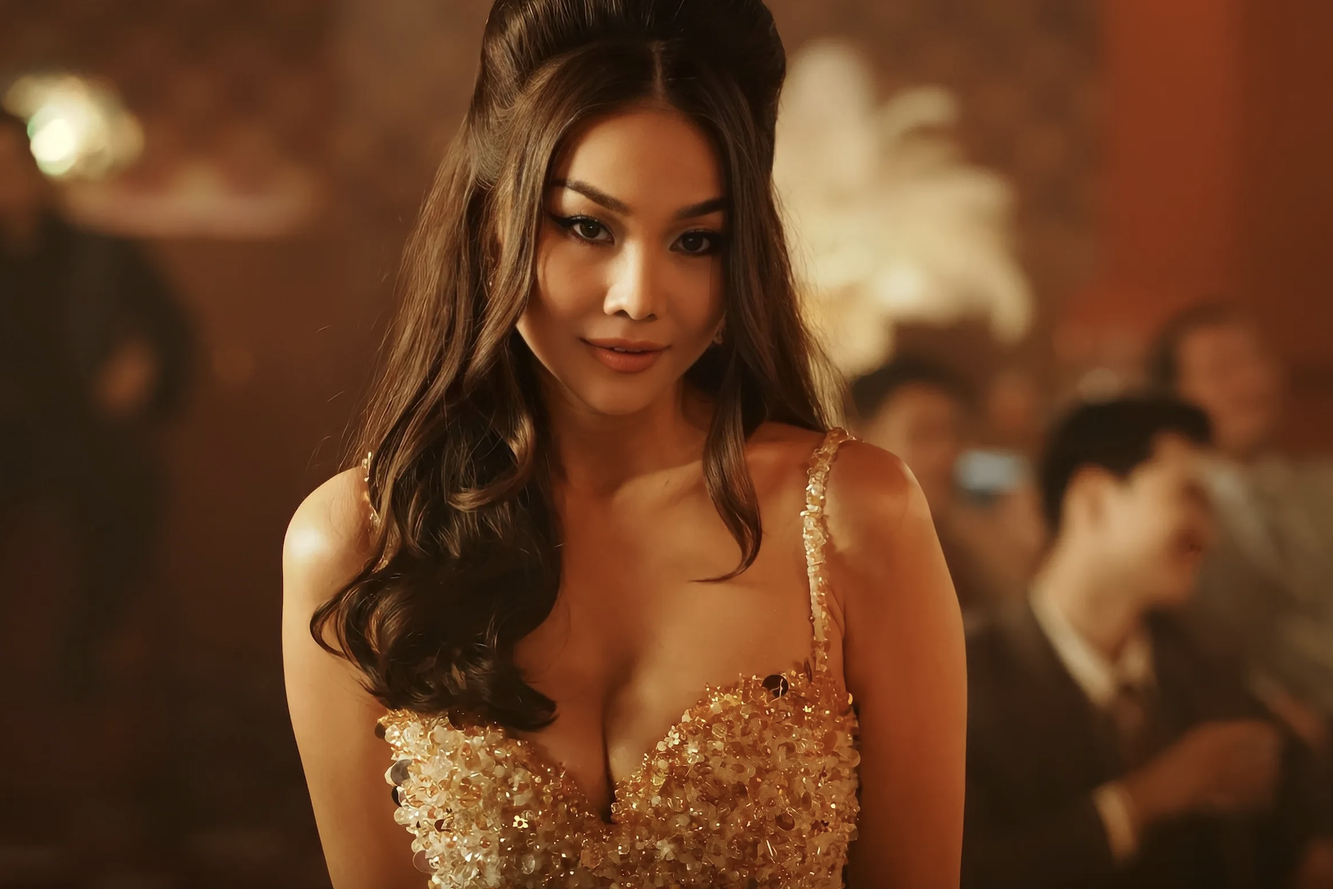 Phim 18+ của Thanh Hằng bị 'đè bẹp' về doanh thu, một phim âm thầm cán mốc 200 tỷ