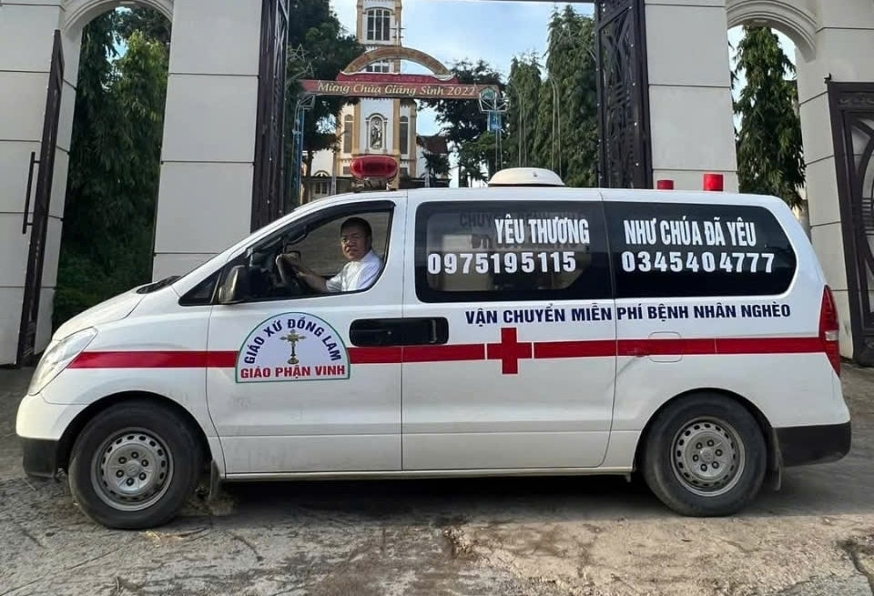 Vị linh mục chọn 'cầm lái' những chuyến xe nhân ái