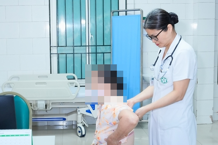 Vợ ung thư phổi di căn, chồng hối hận: 'Tôi đã hút thuốc cạnh bà ấy 30 năm'