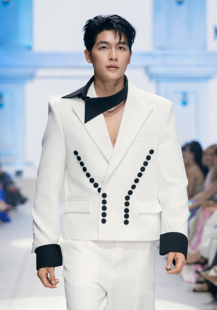 https://static-images.vnncdn.net/vps_images_publish/000001/000003/2026/6/22/batch-6-dien-vien-quoc-anh-xuat-hien-voi-vi-tri-vedette-thu-hut-moi-anh-nhin-thong-qua-ve-dep-dien-trai-3018.jpg