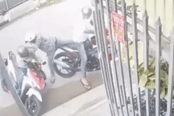 Clip kẻ cướp giật bằng được dây chuyền của người phụ nữ ngay trước cửa nhà trọ