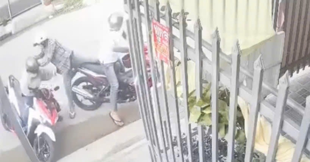 Clip kẻ cướp giật bằng được dây chuyền của người phụ nữ ngay trước cửa nhà trọ