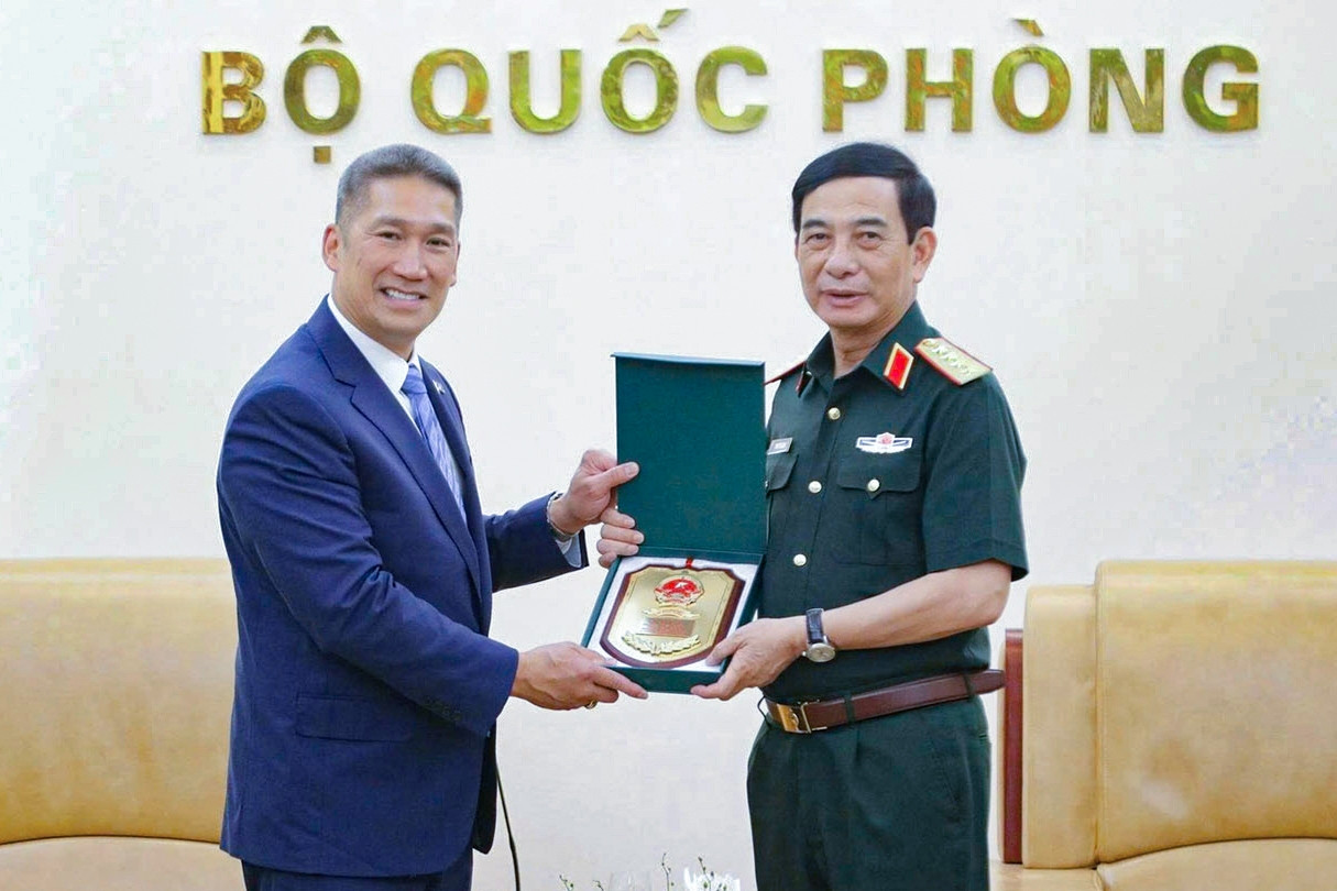 Đại tướng Phan Văn Giang tiếp Quyền Bộ trưởng Bộ Hải quân Mỹ Hùng Cao