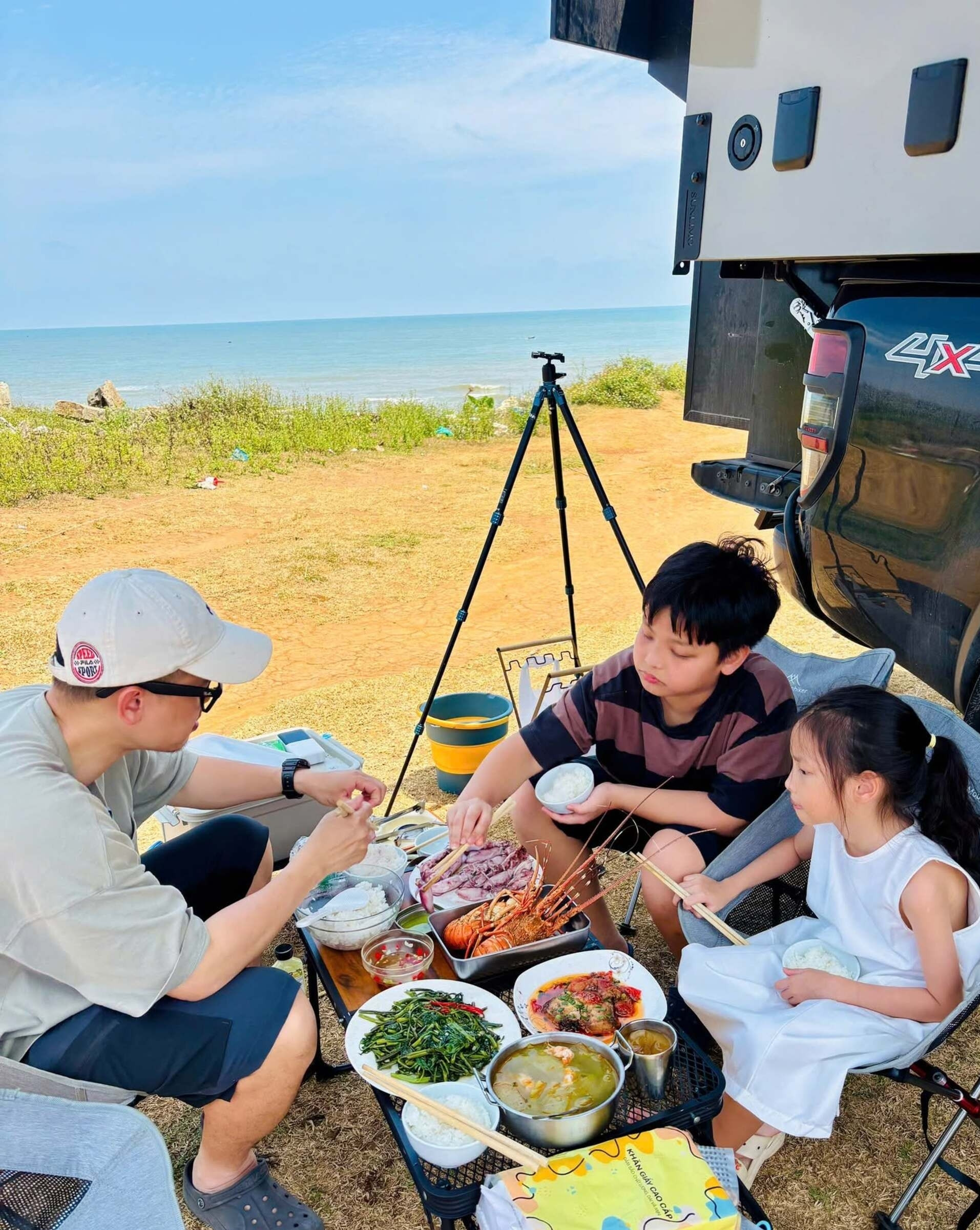 https://static-images.vnncdn.net/vps_images_publish/000001/000003/2026/6/22/khach-ha-noi-mach-diem-den-sang-tam-bien-chieu-len-dinh-doi-mat-nhu-da-lat-965.jpg