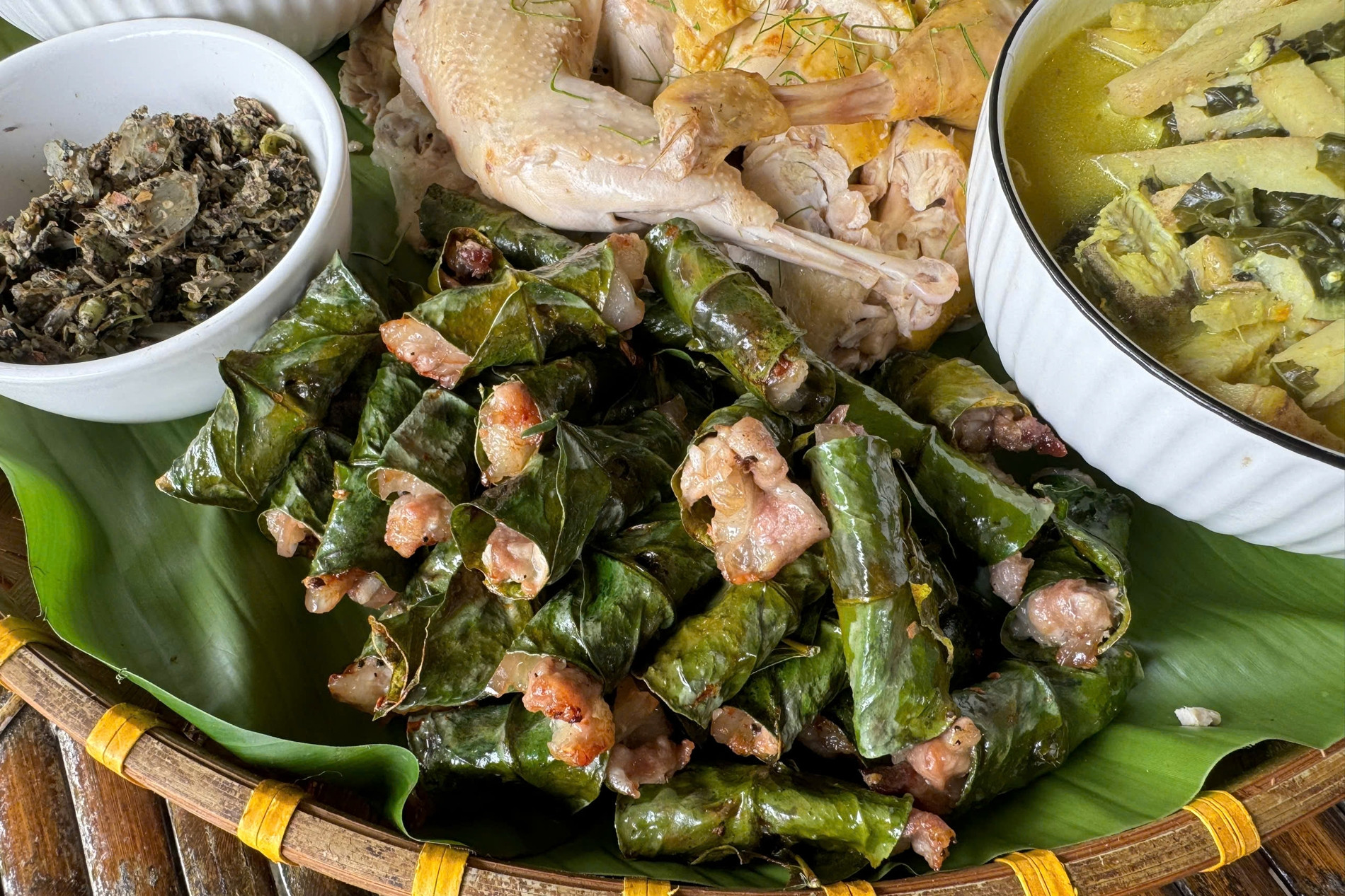Lá bưởi cuốn thịt nướng than hồng, đặc sản lạ ở Phú Thọ khiến thực khách tò mò