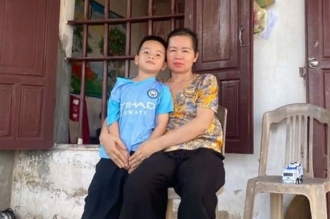 Mắc ung thư máu, mẹ nghèo nợ gần 700 triệu chỉ sợ không được về với con