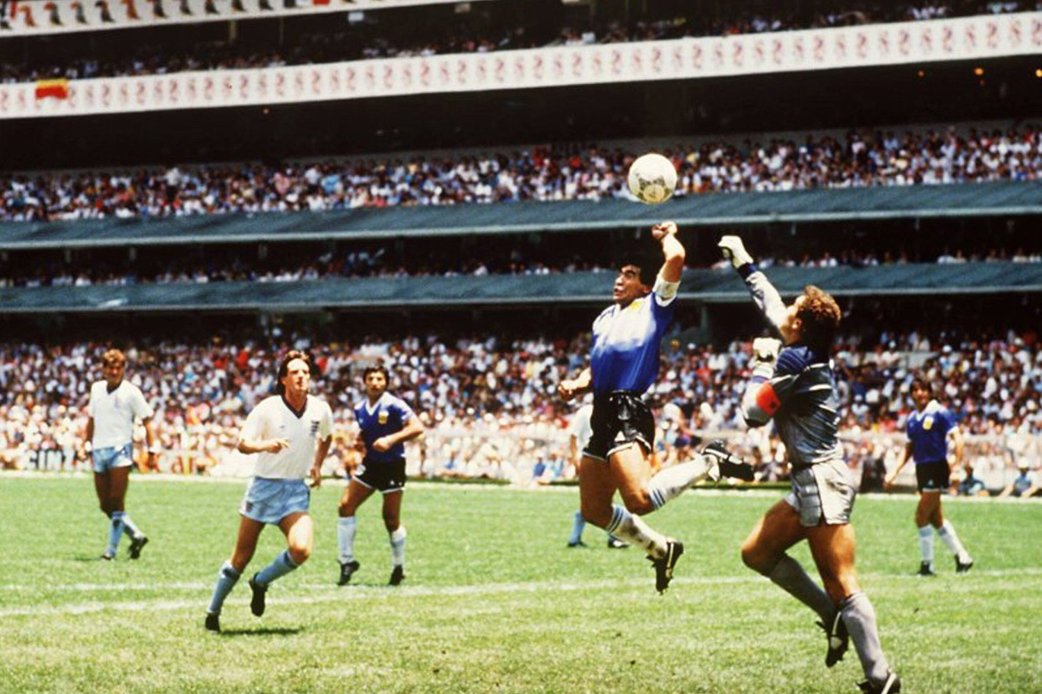 Maradona Ban tay Chua.jpg