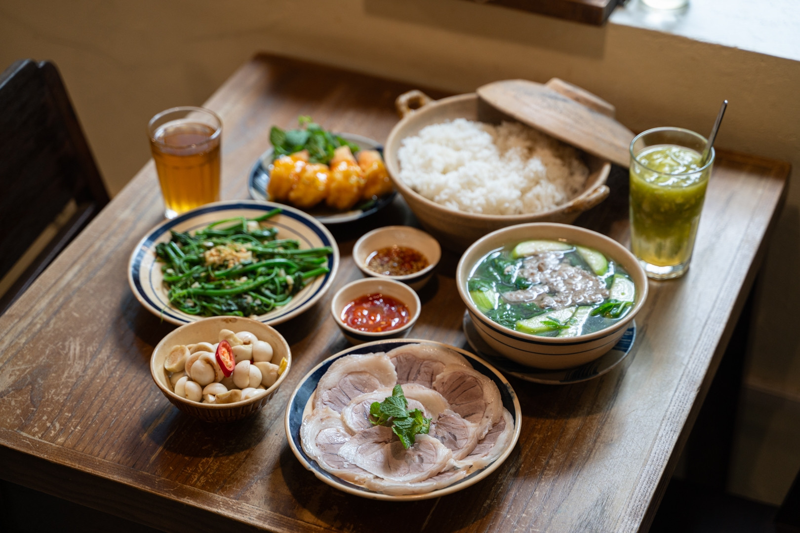 Quán 'cơm nhà' trong khu tập thể cũ ở Hà Nội được Michelin khen suốt 4 năm