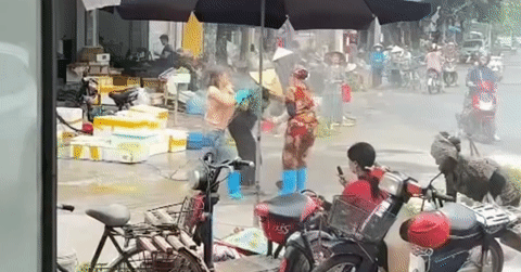 Tranh chấp chỗ bán hàng, chủ cửa hàng hải sản xịt nước tăng áp vào mặt người phụ nữ bán rau