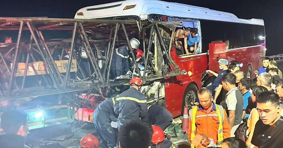 Vụ xe khách tông ô tô đầu kéo: Nhiều nạn nhân là người Hà Nội đi du lịch
