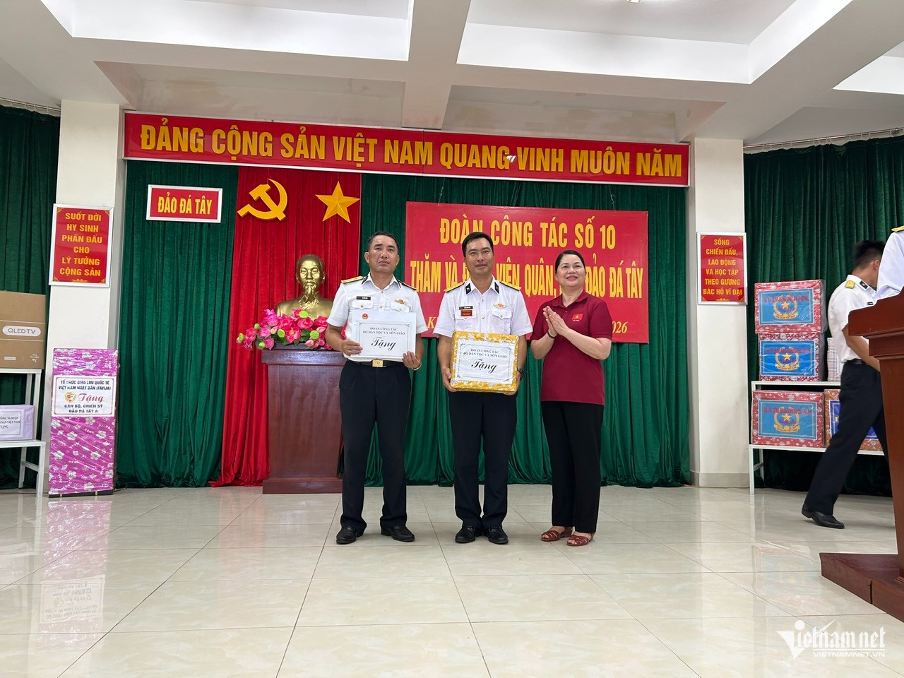 W-quà tặng Trường Sa.jpg