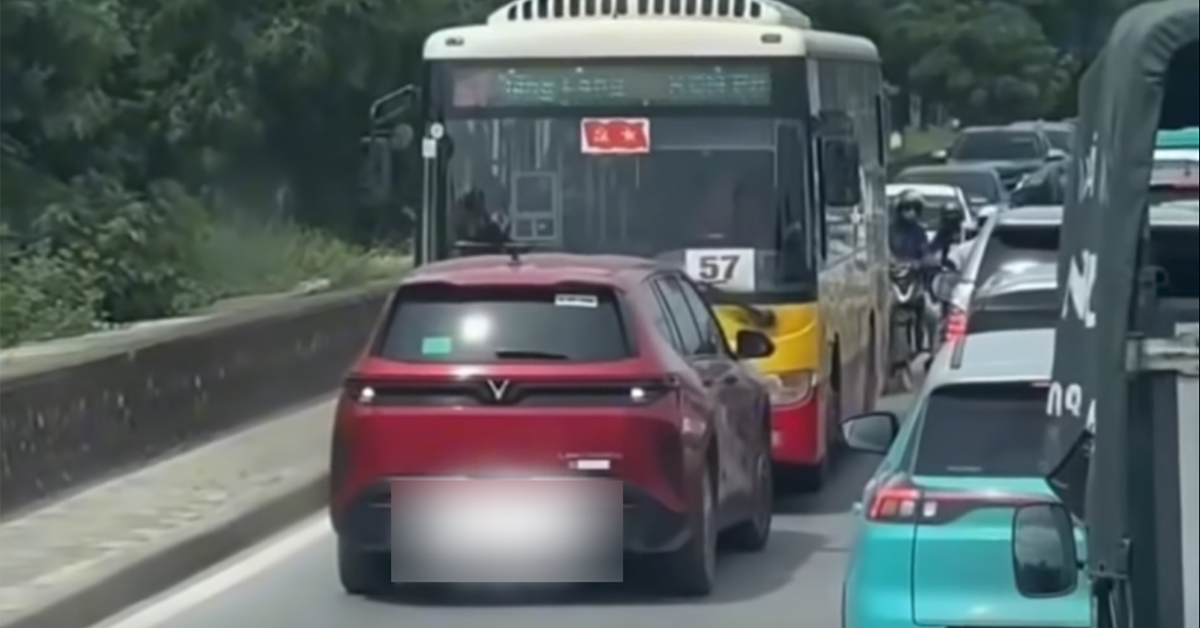 Ô tô &amp;apos;vượt ẩu&amp;apos; đối đầu xe buýt ở Hà Nội, tài xế nhận cái kết bất ngờ