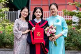 Bảo Hà cùng mẹ và cô.jpg