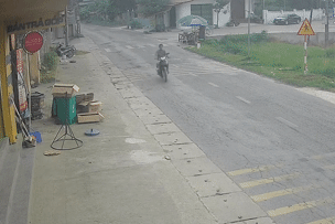 Container đang chạy nhanh bất ngờ rơi bánh xe phía trước, lăn thẳng vào nhà dân