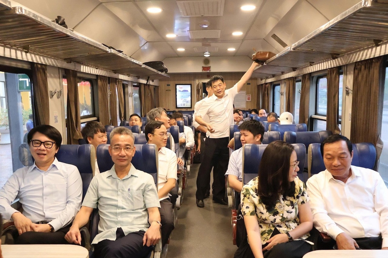 Đường sắt mở 'Đoàn tàu Bạch Mai' đưa đón y, bác sĩ giữa Hà Nội và Ninh Bình