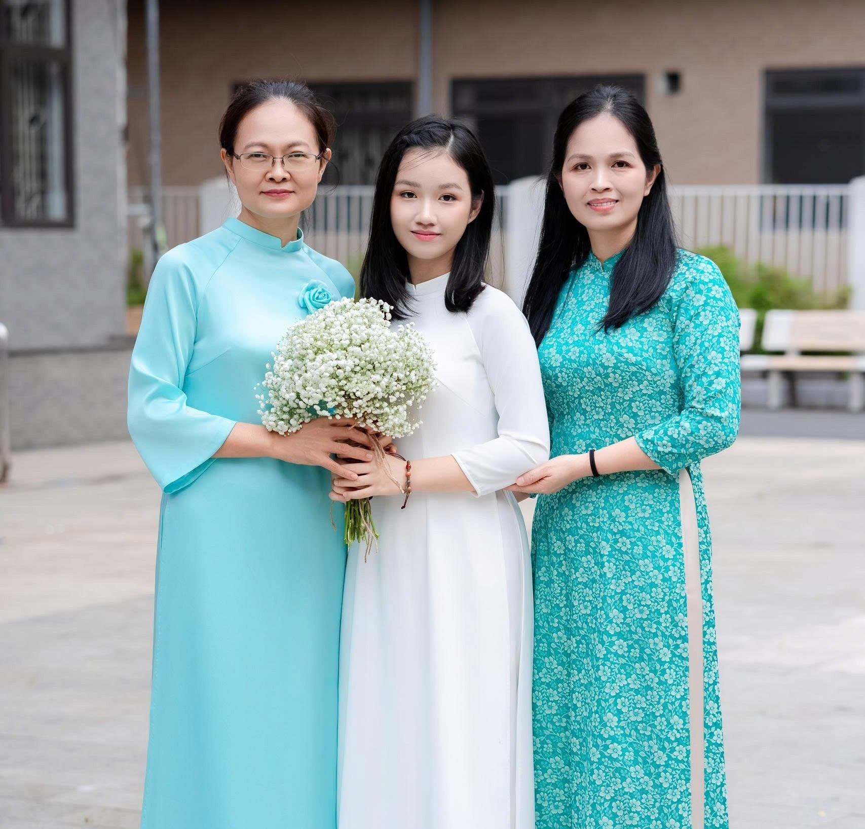 Gia Linh cùng mẹ và cô.jpg